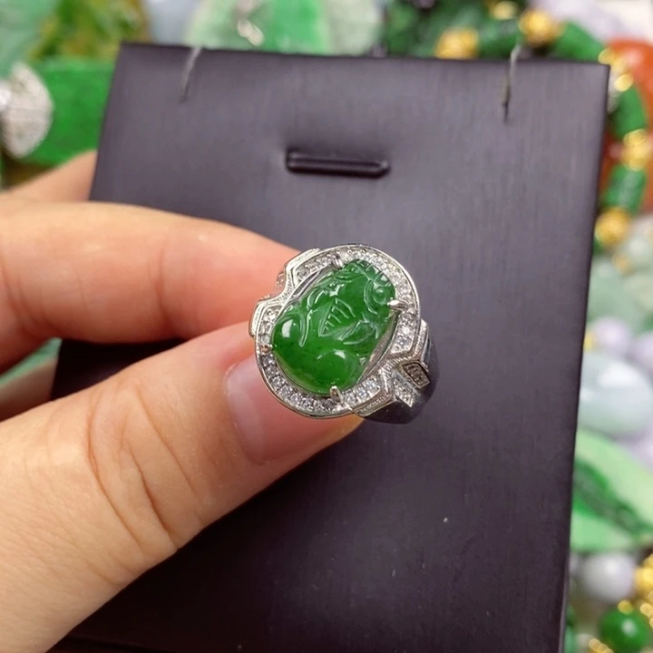 翡翠未镶嵌吊坠(赠链)