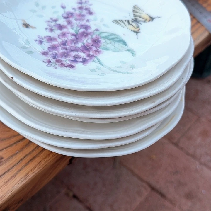 象牙白瓷7个碟子瑕疵十分明显