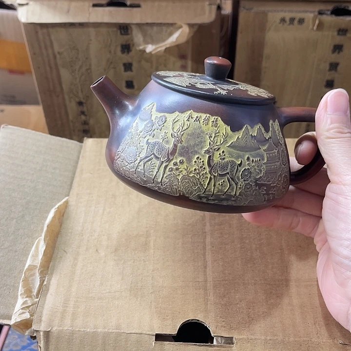 茶壶紫砂原矿泥料，手工制作的一把紫砂壶。