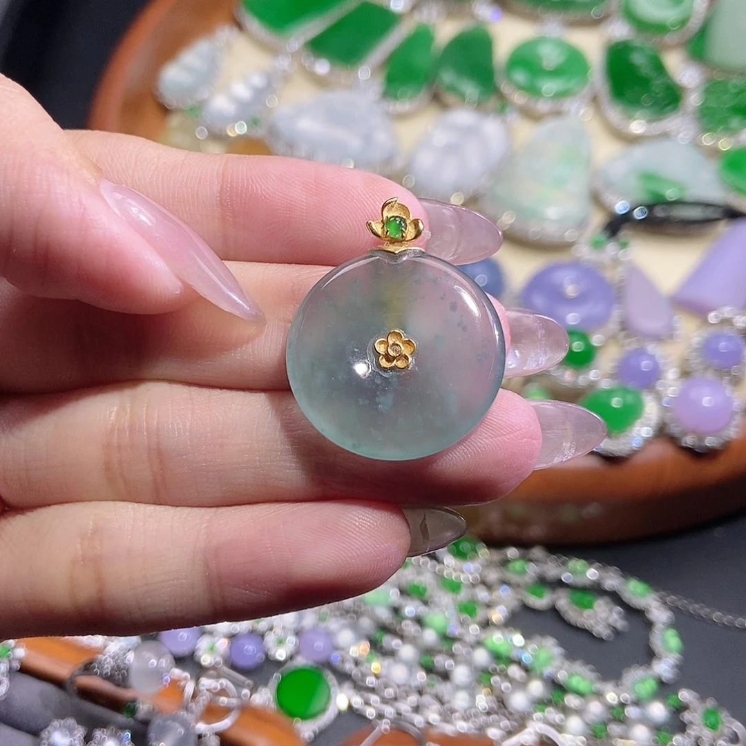 翡翠18K金镶嵌颈饰吊坠