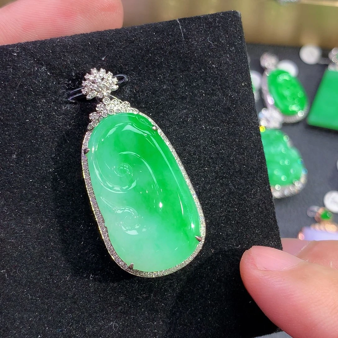 翡翠18K金镶嵌颈饰