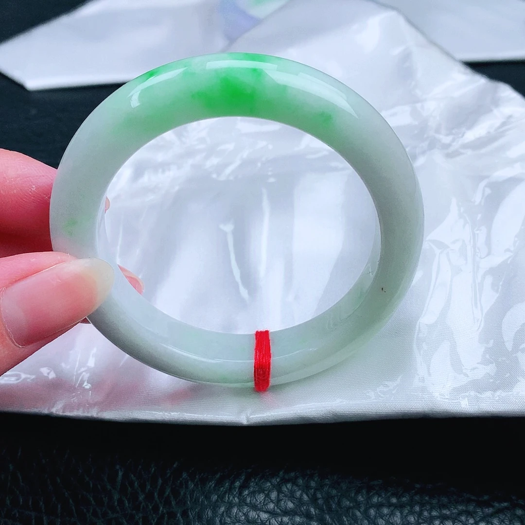 翡翠未镶嵌手镯。。