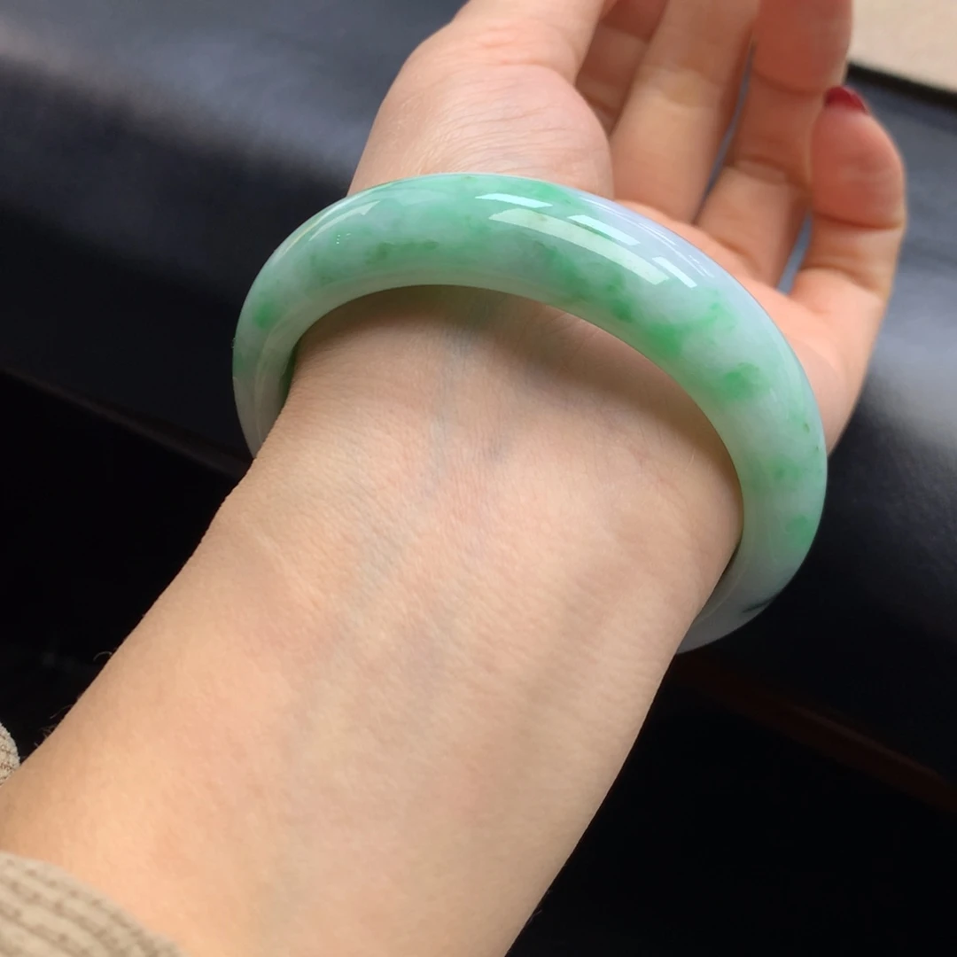 浅***芳翡翠未镶嵌手镯绿