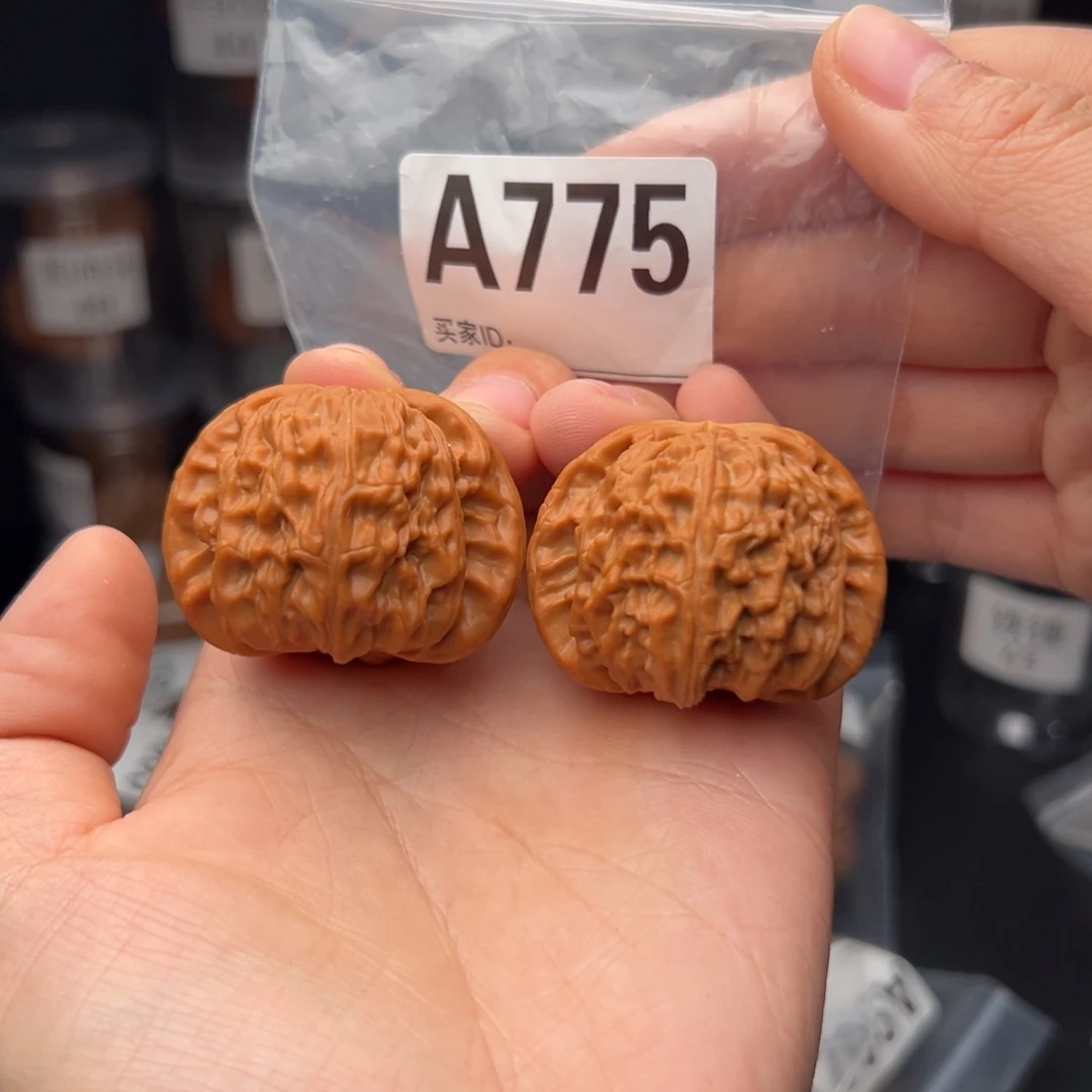 文玩核桃吊坠白狮子41