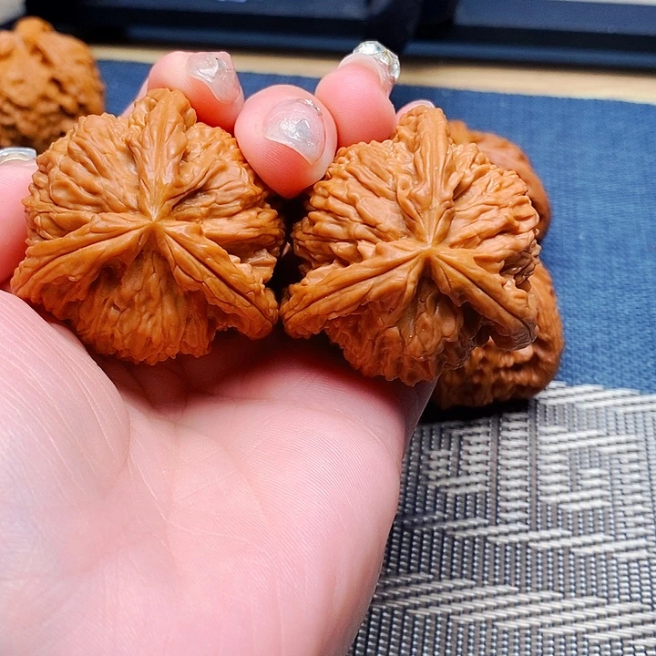 蓝***伊吊坠文玩核桃三棱