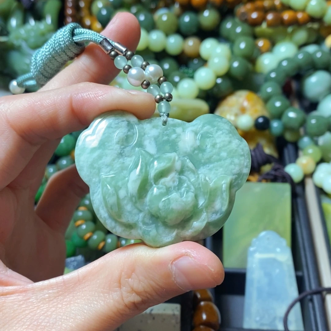 蛇纹石玉未镶嵌颈饰