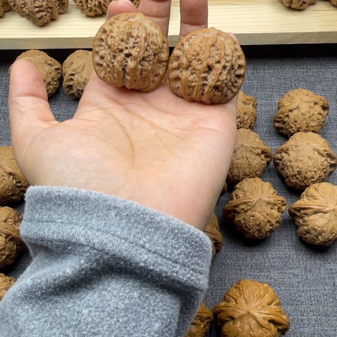 文玩核桃吊坠血麒麟36