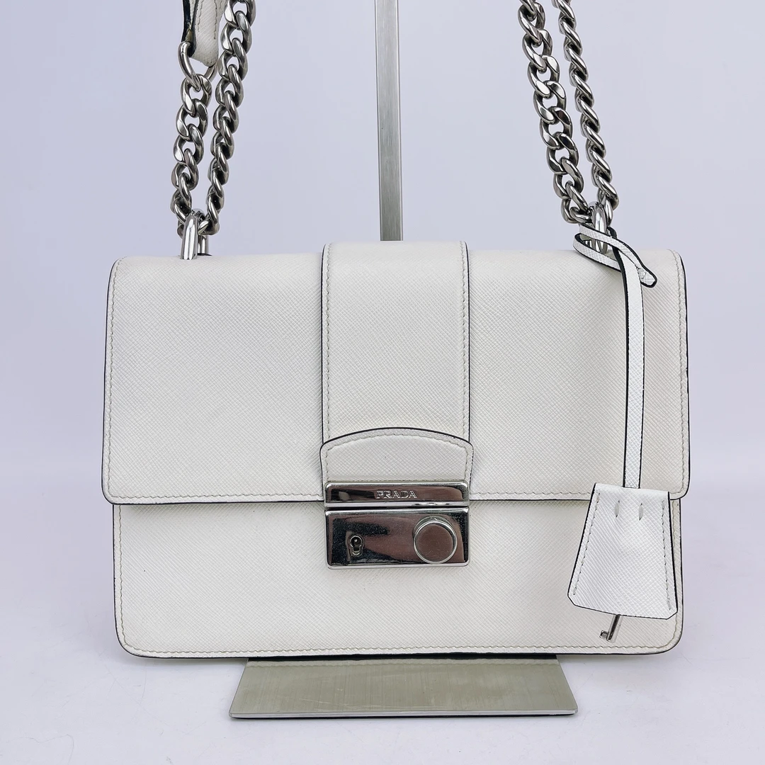 95新 Prada/普拉达 普拉达 白色链条斜挎包 底长22 H910