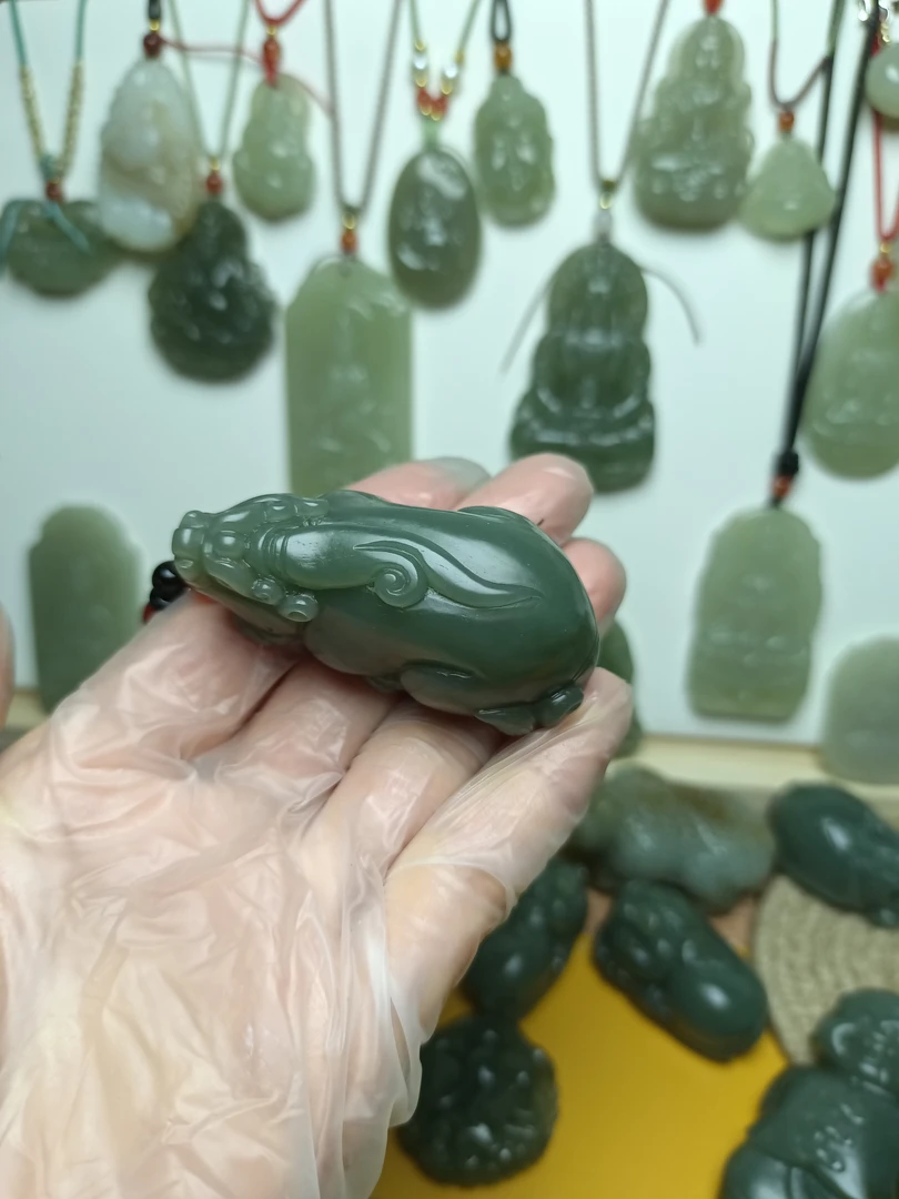 精品时尚和田玉吊牌