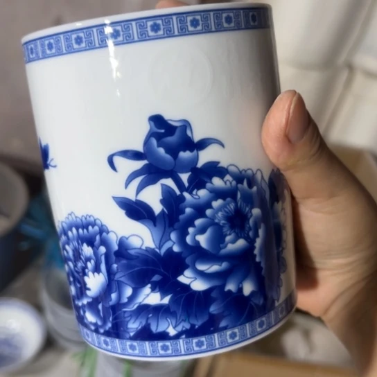 青花的牡丹筷子筒
