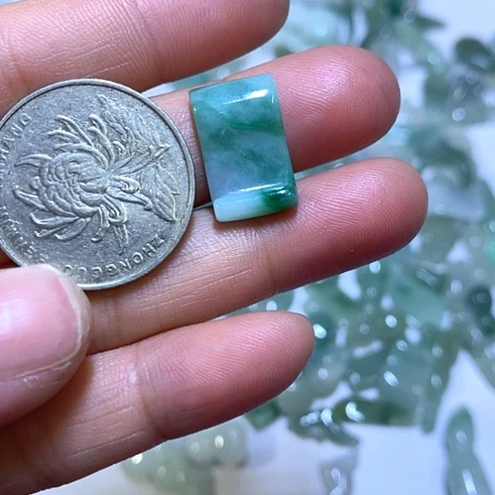 翡翠未镶嵌颈饰小天书。有微纹