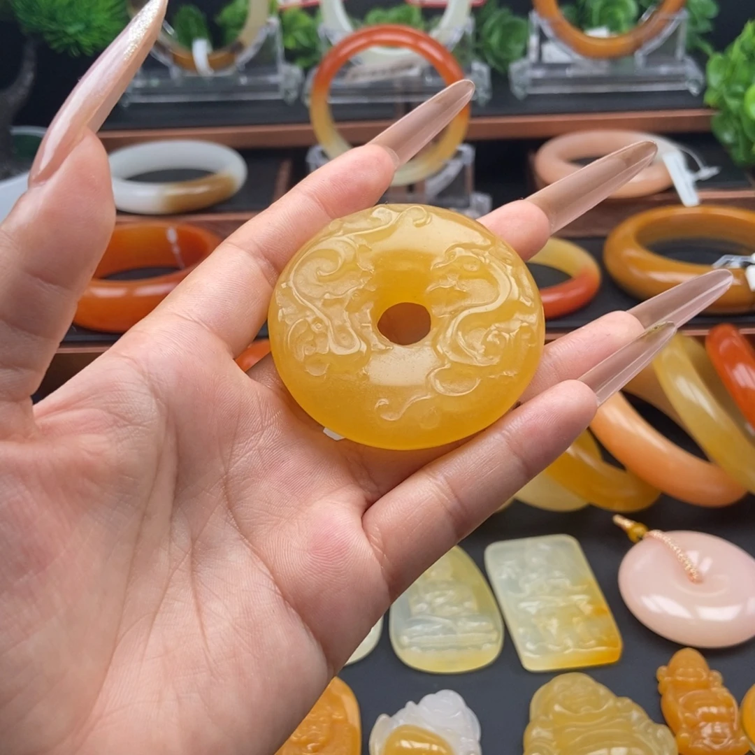 石英质玉（黄龙玉）未镶嵌颈饰