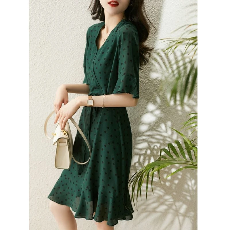 夏天绿色波点连衣裙女2024新款大码显瘦中长款减龄荷叶摆印花裙子