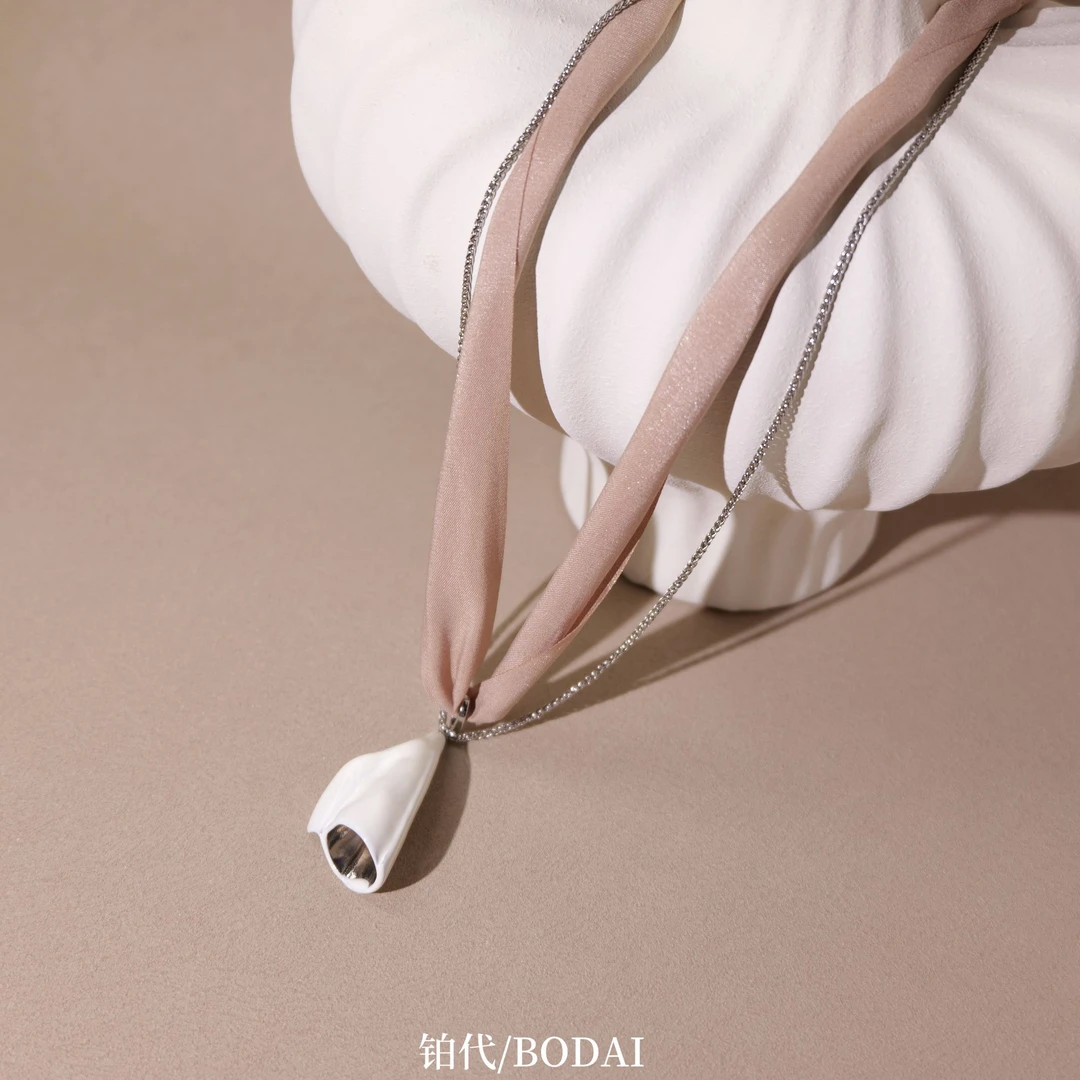 钛钢布艺项链 铂代定制【多尼斯】马蹄莲吊坠一款多戴气质长项链