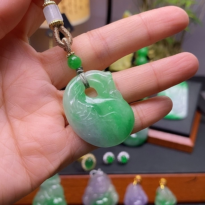 翡翠未镶嵌吊坠(赠链)