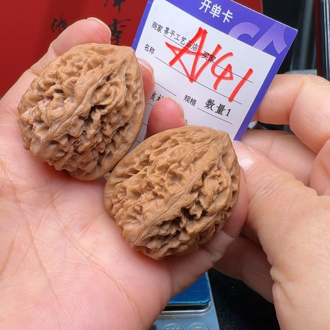 文玩核桃把件不*哈核尊