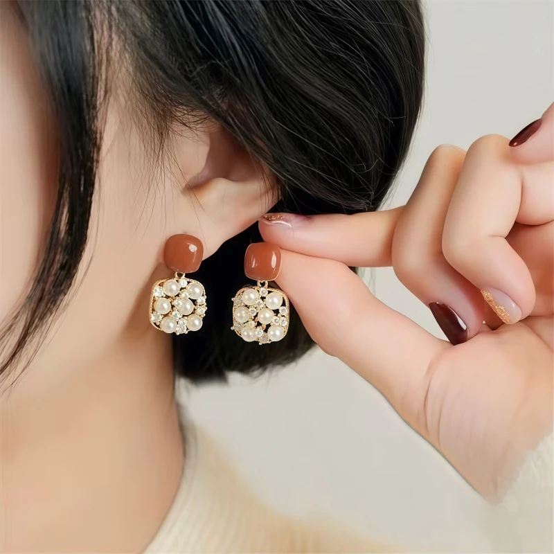铜合金仿珍珠耳饰 新款悬挂珠珠耳钉时尚高级设计感精致冬季耳环