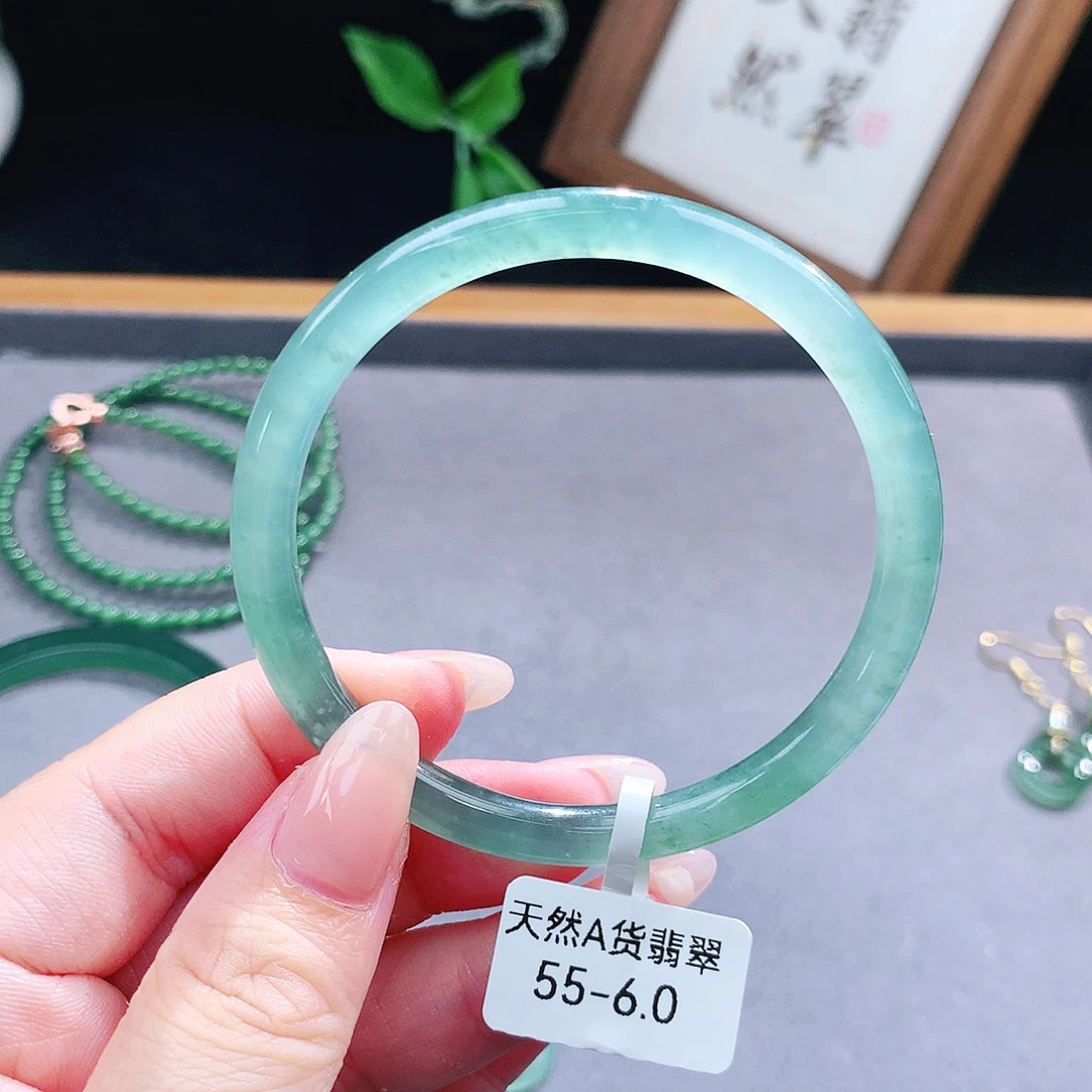 翡翠手镯（圆镯）未镶嵌