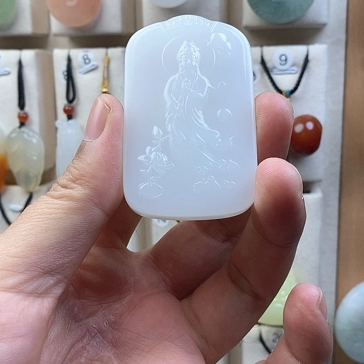 颈饰未镶嵌石英质玉（金丝玉）