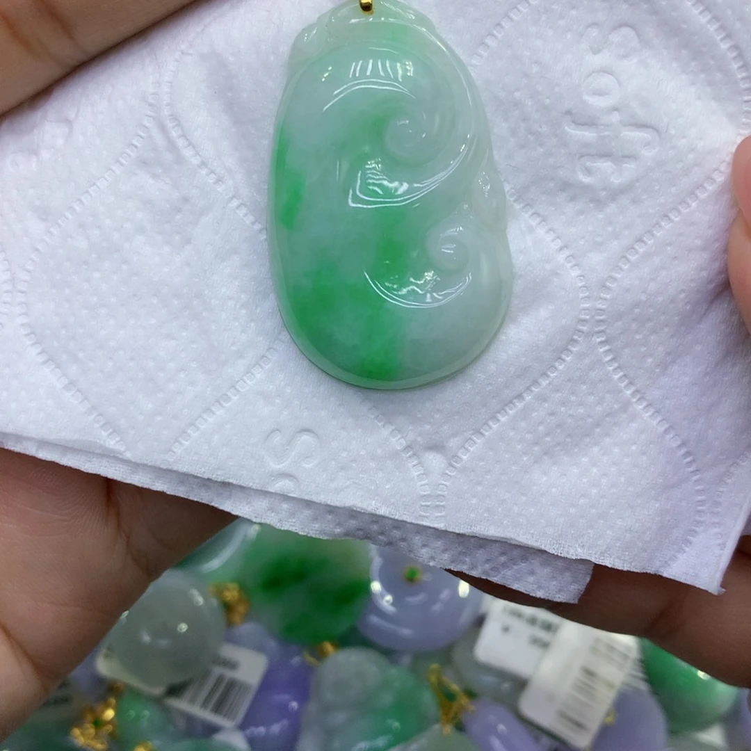 颈饰18K金镶嵌翡翠