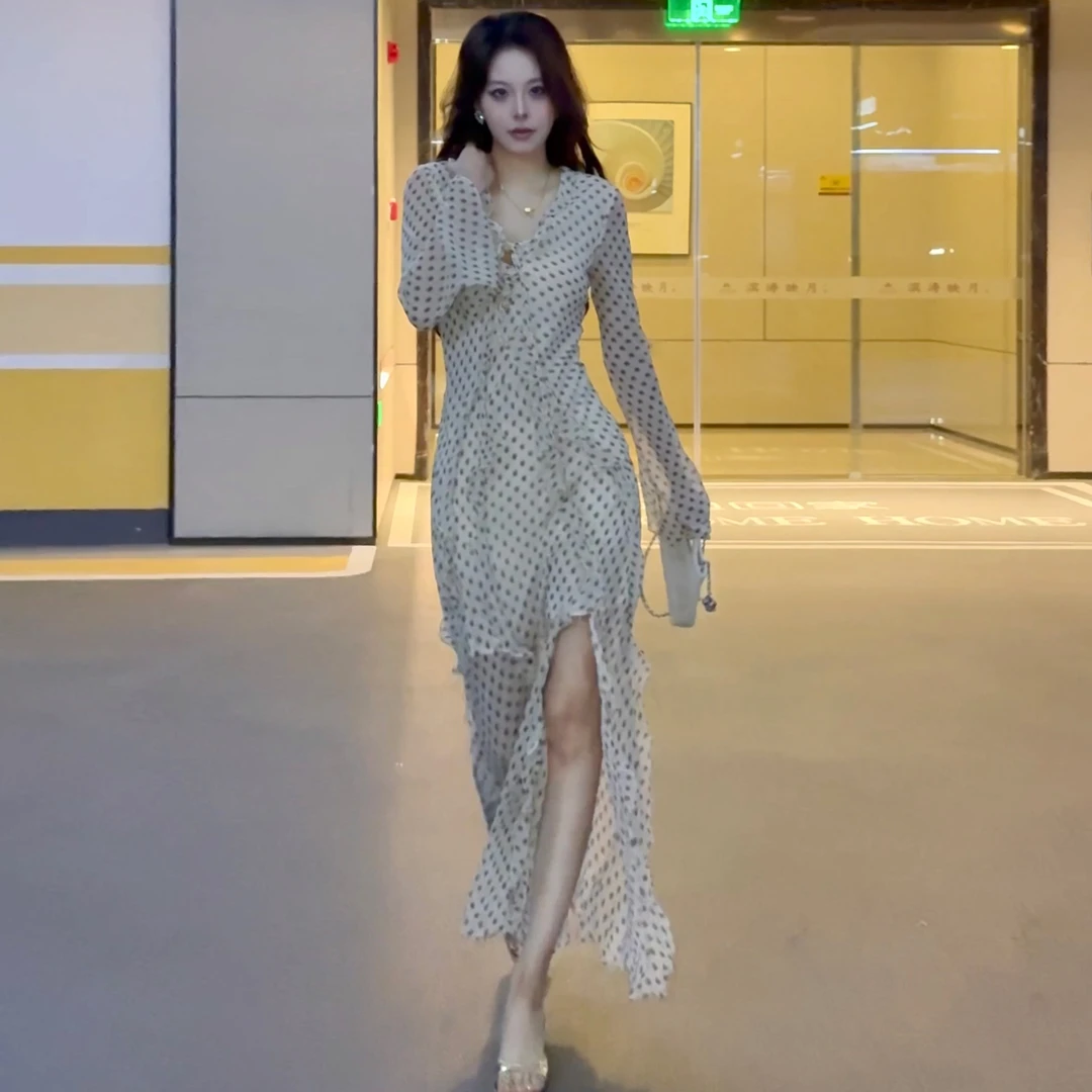 【ESME】法式V领木耳边收腰斜裁米白色腰果花开叉长款连衣裙