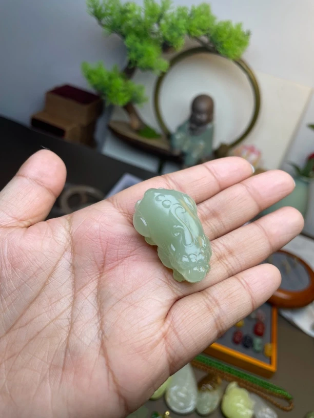 和田玉青海料貔貅吊坠