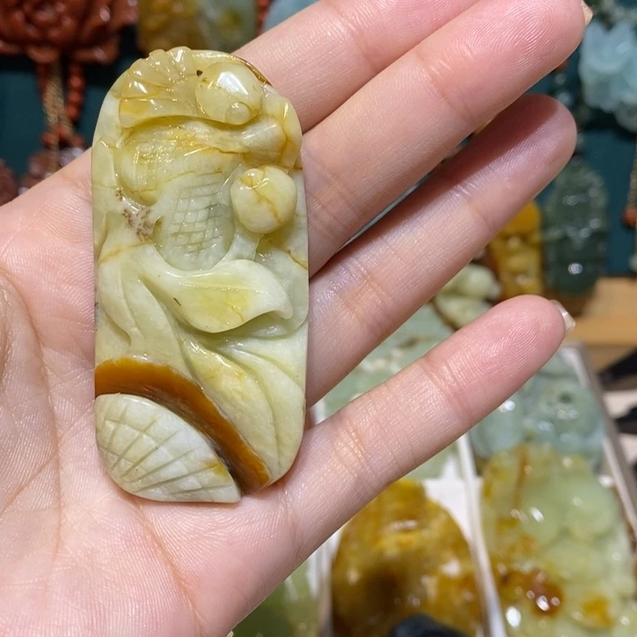 蛇纹石玉未镶嵌颈饰