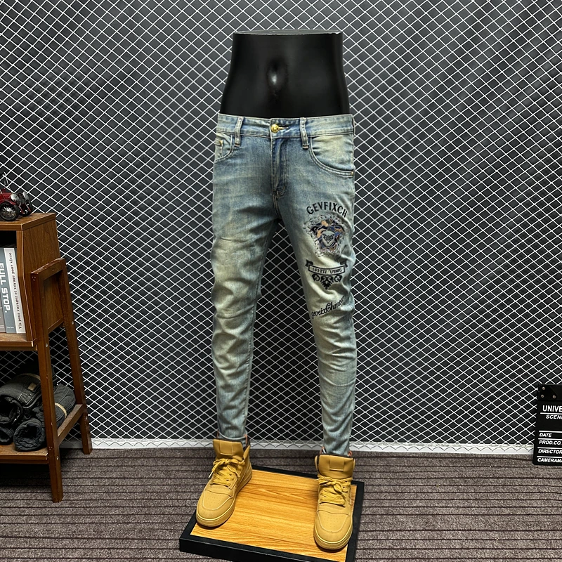 春夏新款潮流刺绣牛仔裤男士修身小脚弹力水洗蓝色百搭休闲长裤子