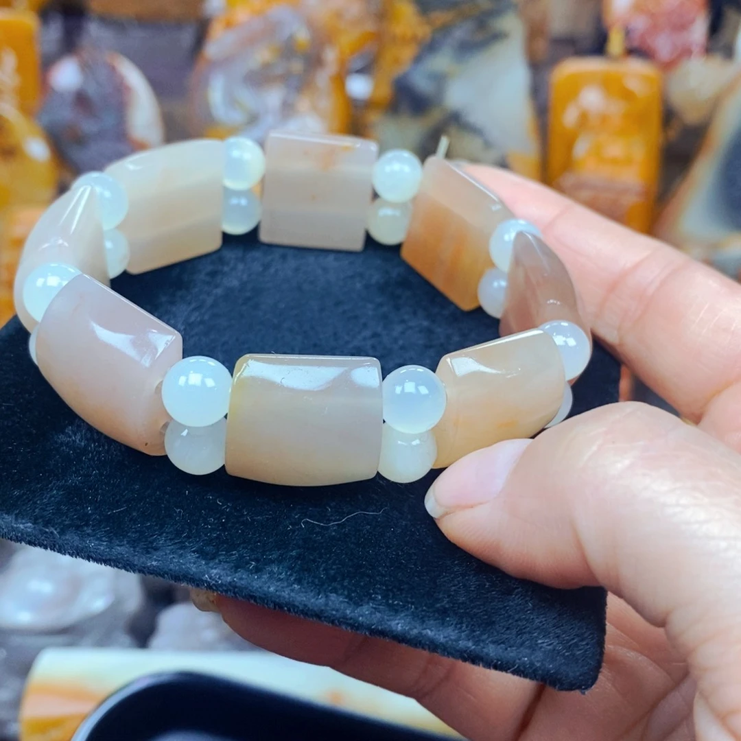 未镶嵌石英质玉（黄龙玉）颈饰