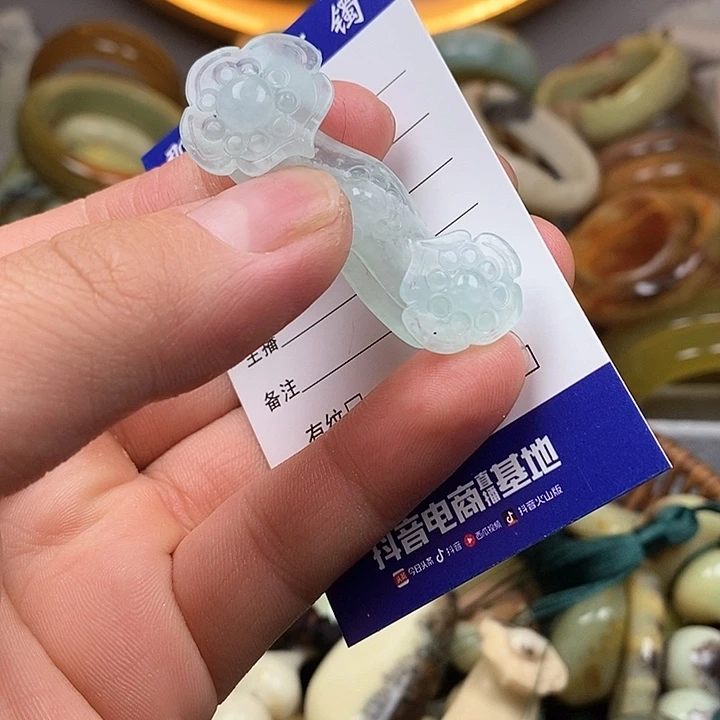 蛇纹石玉颈饰未镶嵌狐*吖