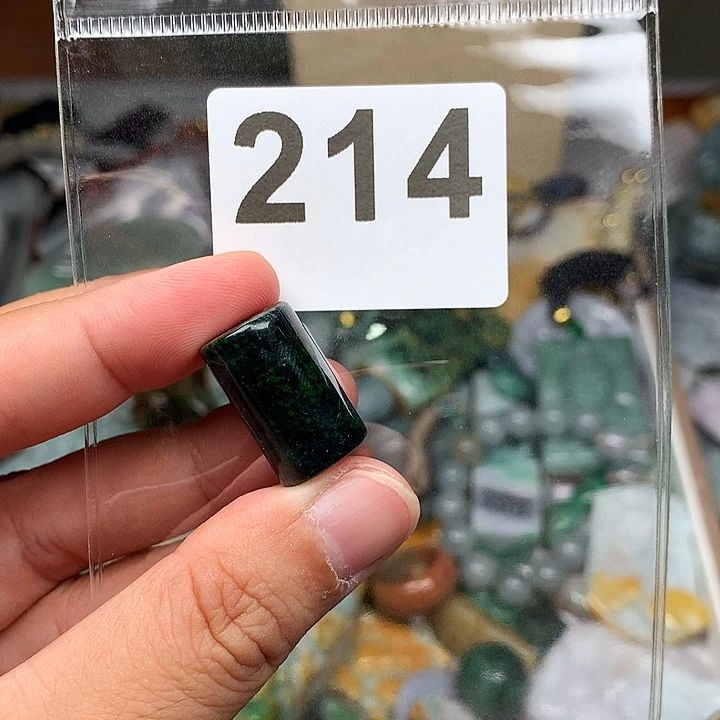 翡翠未镶嵌颈饰知*翡翠