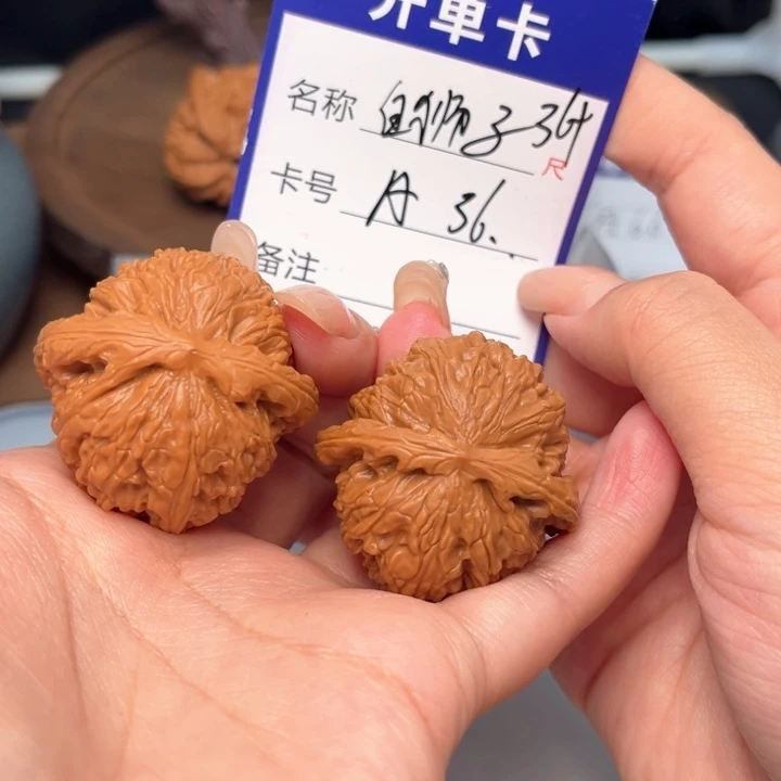 文玩核桃吊坠白狮子