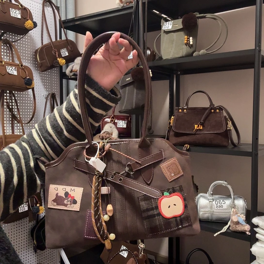 PU咖色带挂件腋下公文