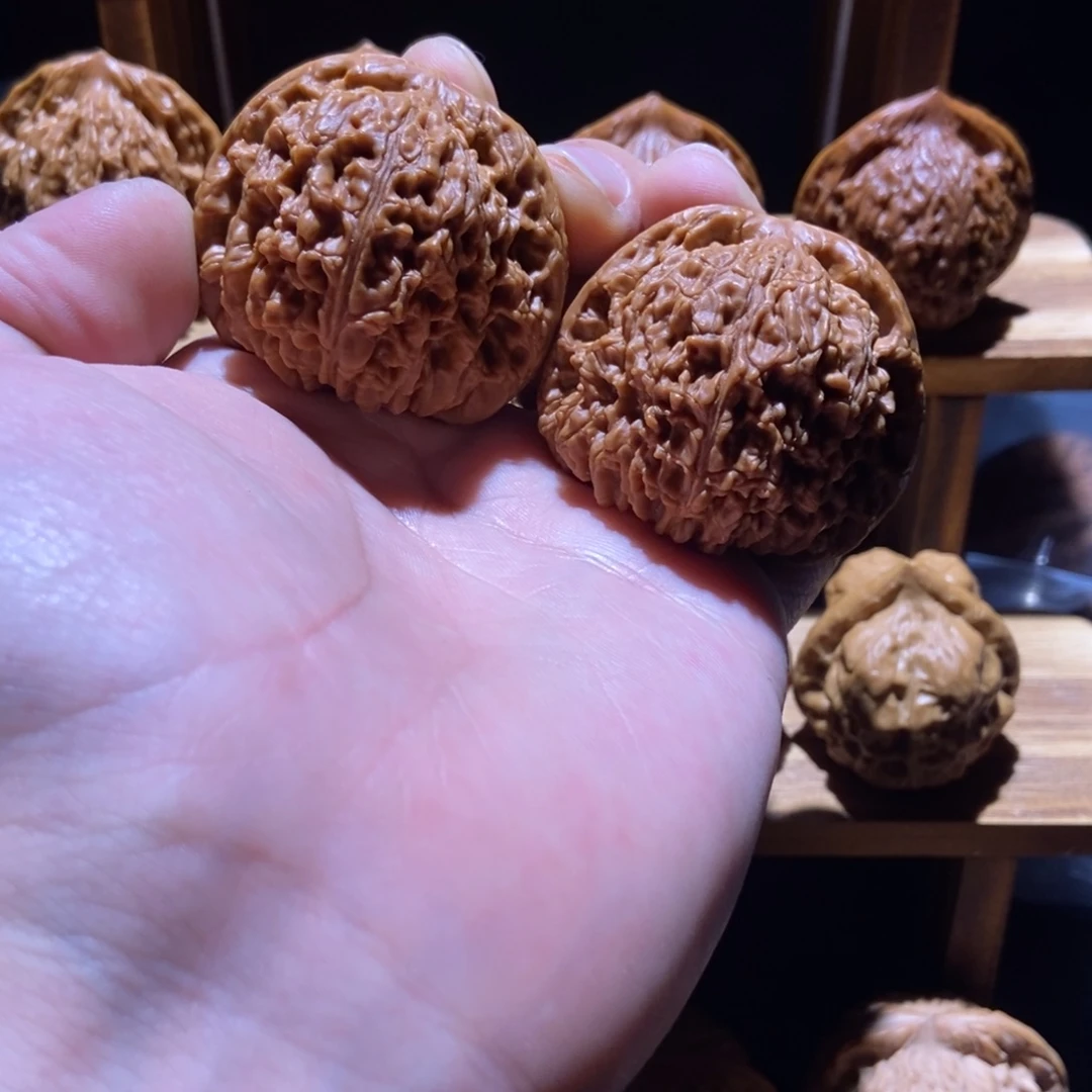 文玩核桃吊坠球疆红皮微修44