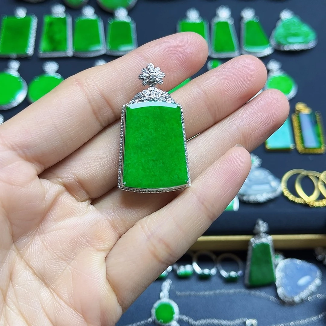 翡翠18K金镶嵌颈饰