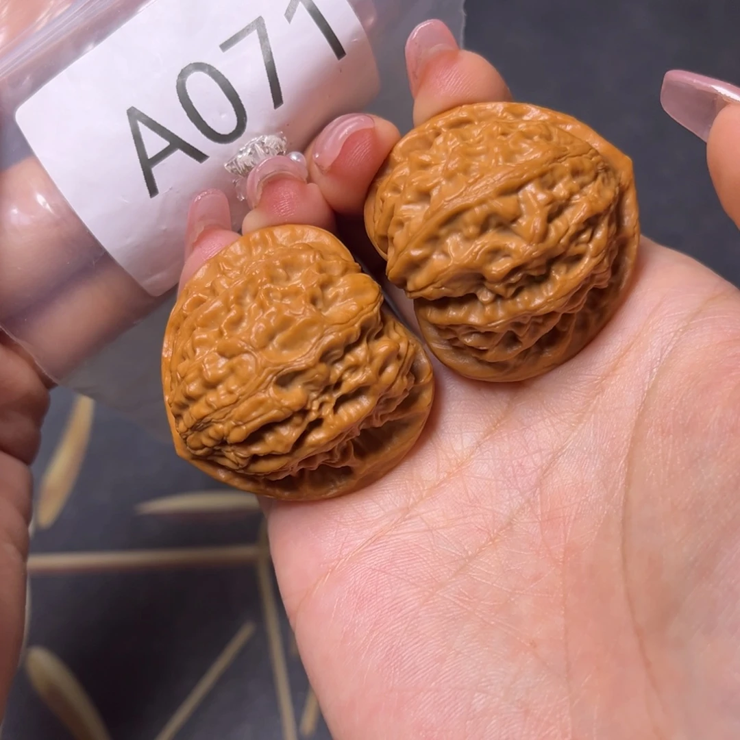 文玩核桃吊坠金牛40