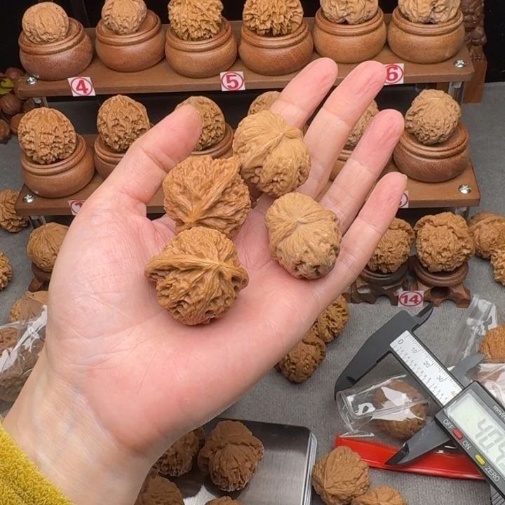 文玩核桃吊坠元宝送微瑕宫灯一对