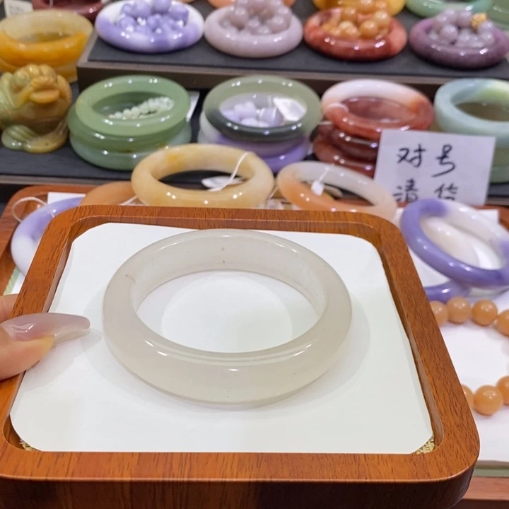 石英质玉未镶嵌手镯62加有瑕疵