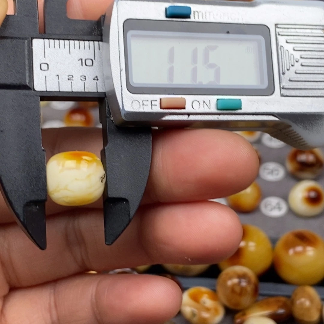 琥珀颈饰未镶嵌老型