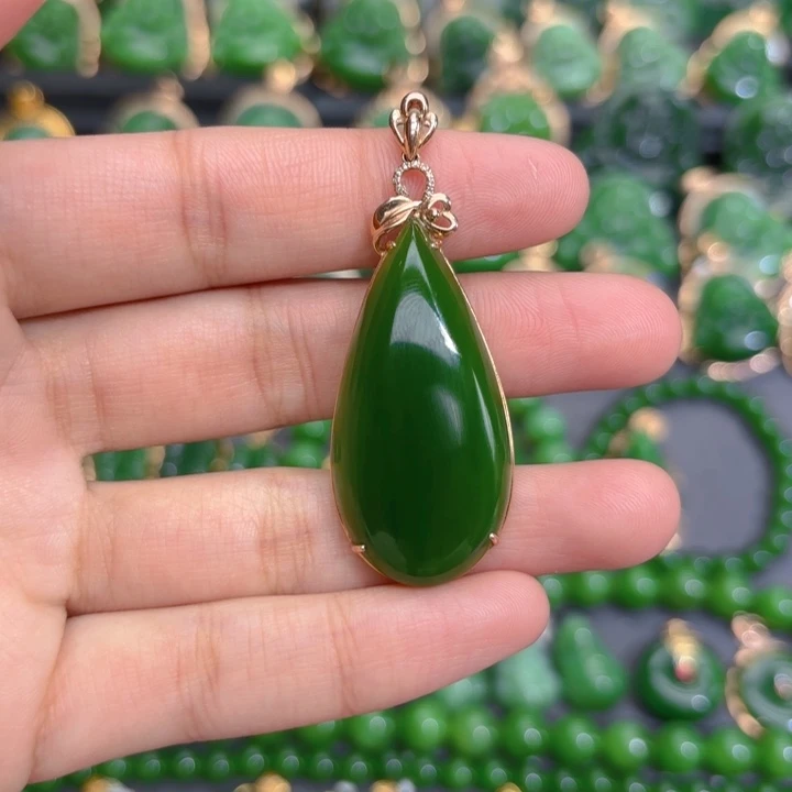 颈饰18K金镶嵌和田玉（碧玉）