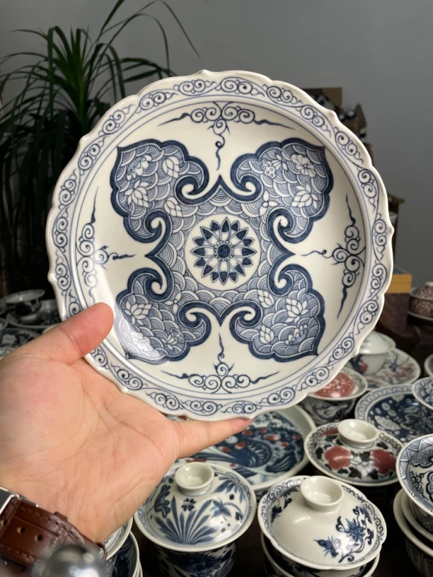 元青花海生花葵口壶承