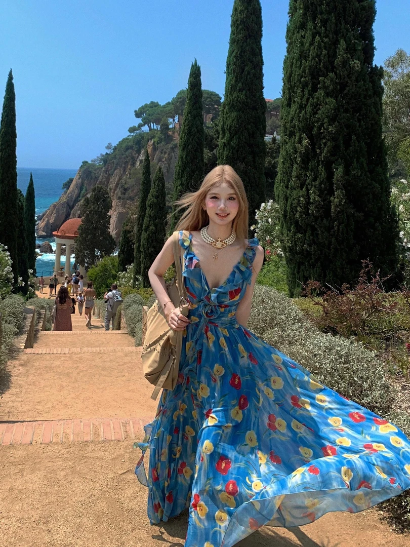 【巴黎画染】2025夏季新款设计感V领碎花吊带连衣裙女收腰显瘦长裙