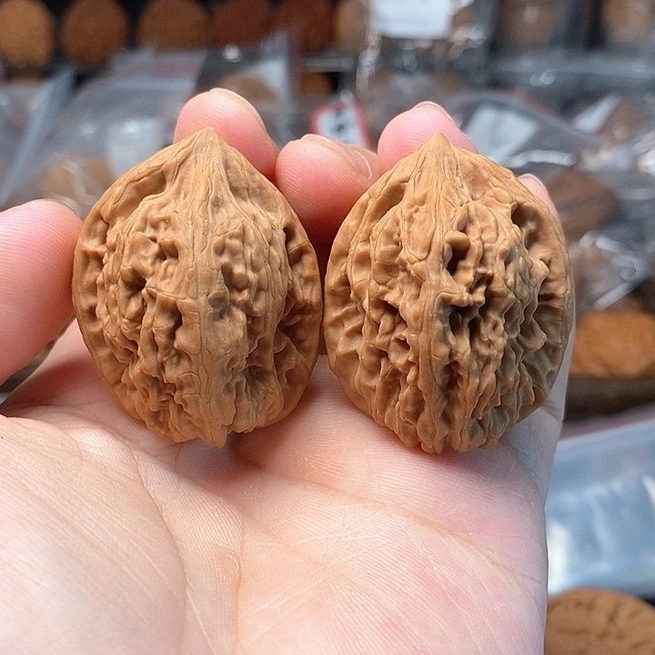 1文玩核桃凤眼油皮鸡心33-084