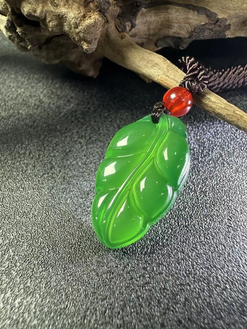 S1884【福嘟嘟】青翠芙蓉翠绿玛瑙叶子吊坠-配绳子-送礼佳品