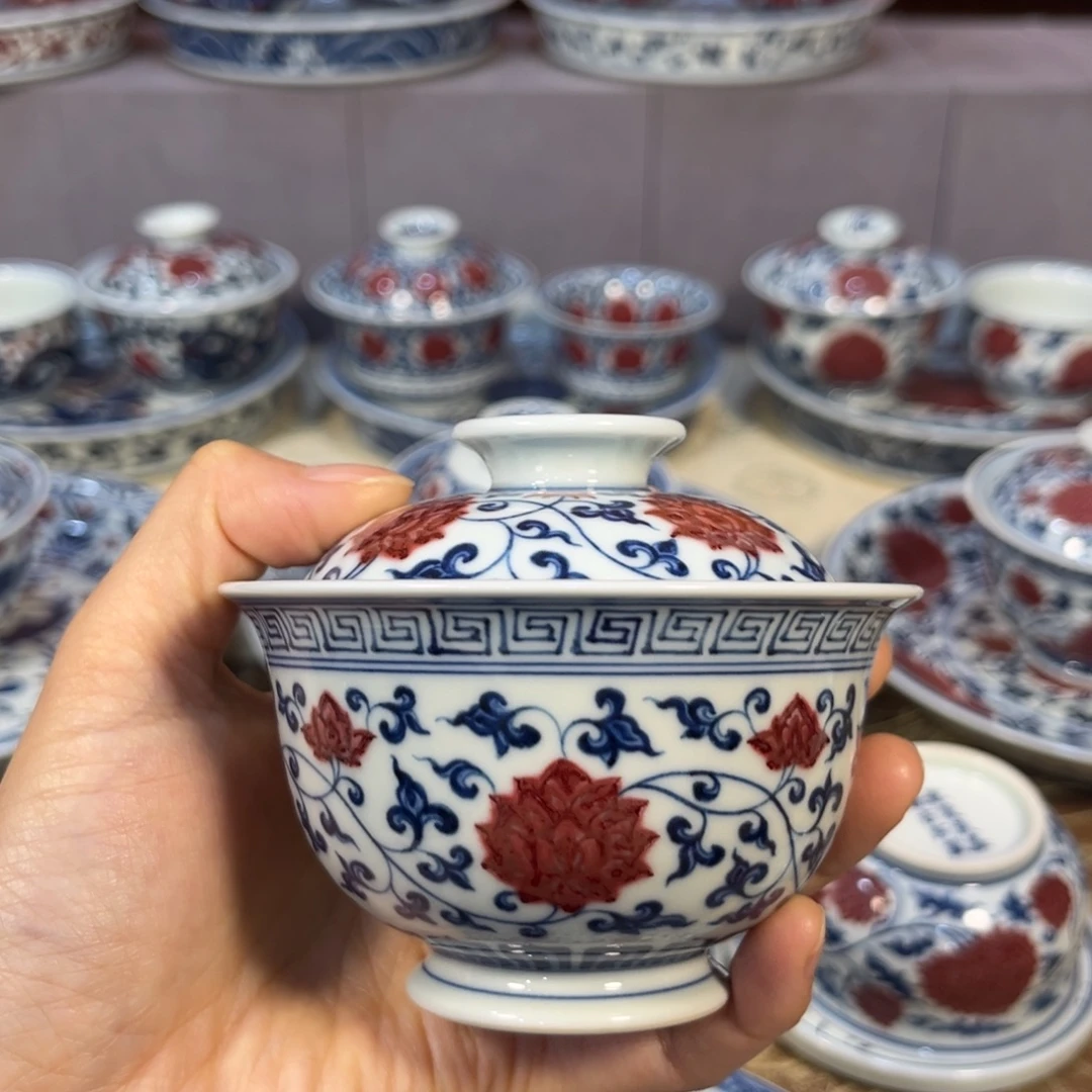 青花釉里红缠枝莲元宝盖碗