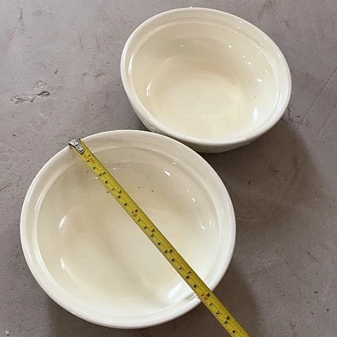 微瑕，不能明火，约口径20厘米，高度5变形2个奶油色