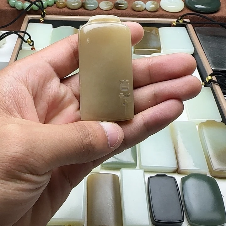 和田玉未镶嵌颈饰一**?