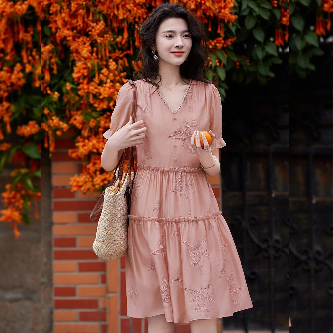 白鹿语25夏季花边V领木耳边泡泡袖连衣裙WYU20019