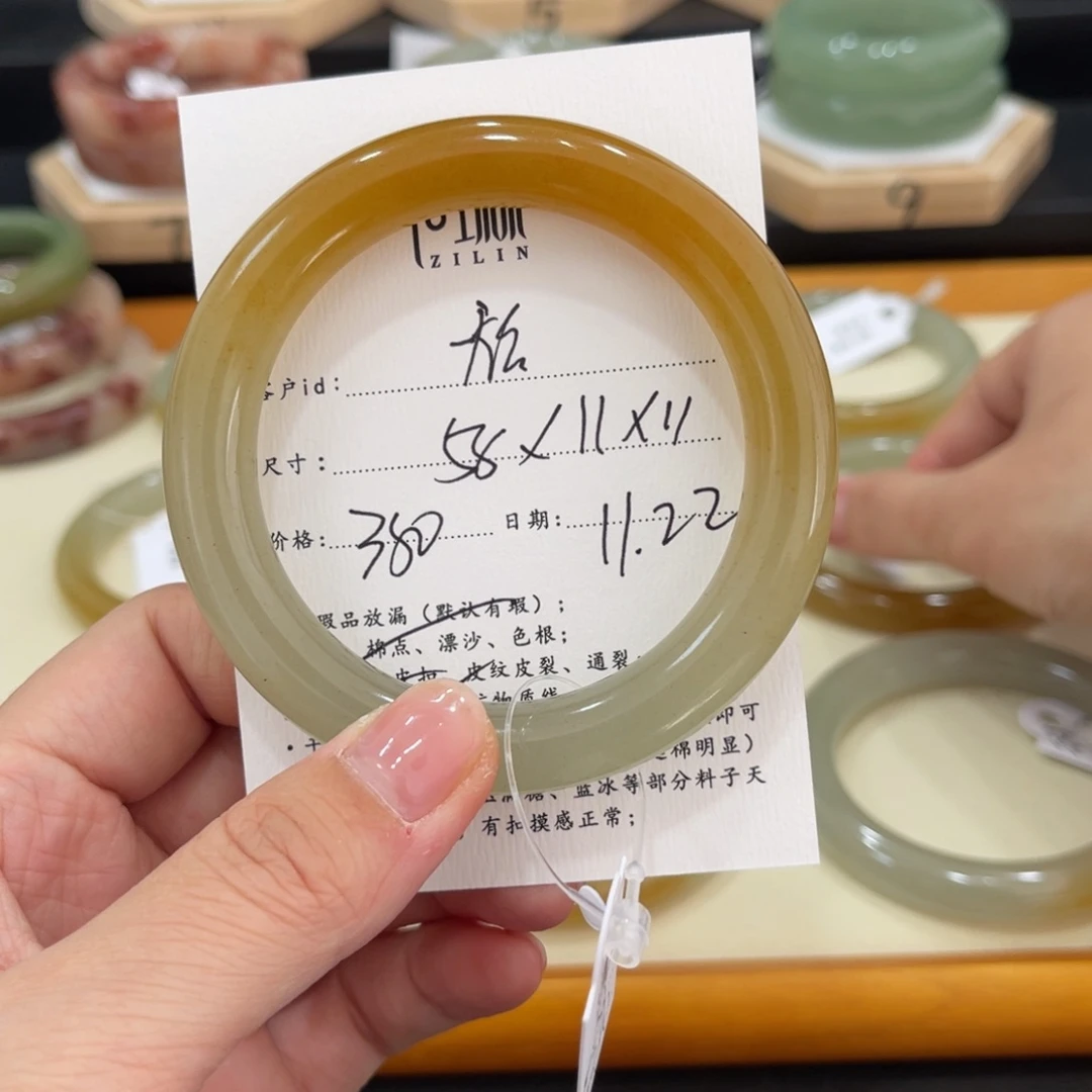 未镶嵌手镯石英质玉炫**熊
