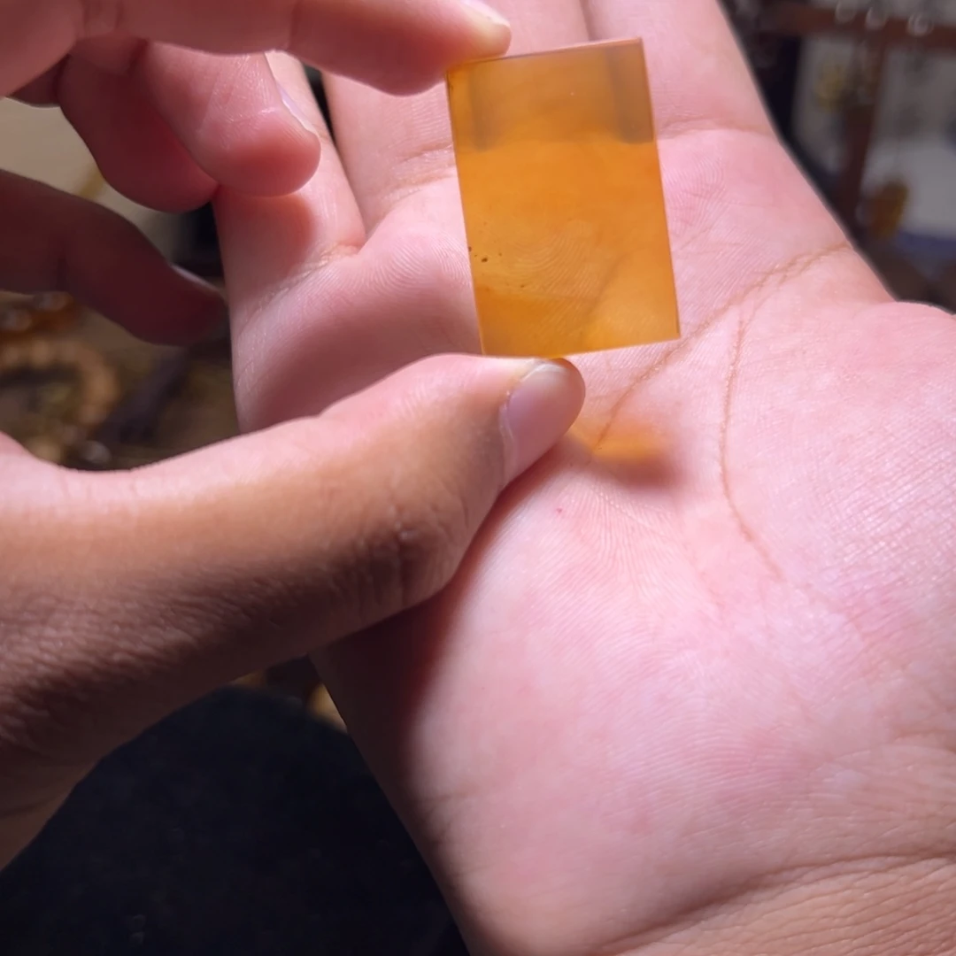 琥珀未镶嵌颈饰方牌